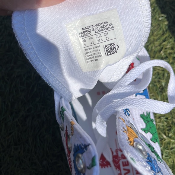 Limited edition unisex Dino Converse sz 5 Youth - Picture 7 of 9